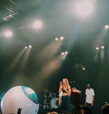 Le ballon foule gopnflable géant lors d'un spectacle d'une chanteuse.