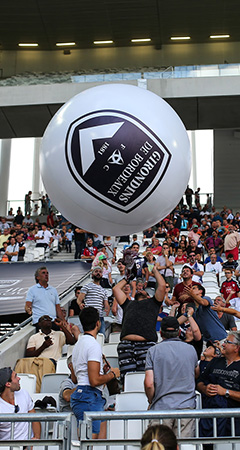 Ballon géant gonflable pour un match de football.