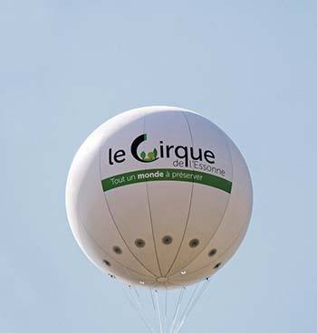Ballon hélium en extérieur comme gonflable publicitaire